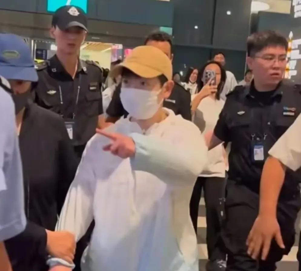 莎莎脾气好不等于没脾气！
今天抵达厦门的莎莎，
被粉丝和代拍围堵，
机场几乎寸步