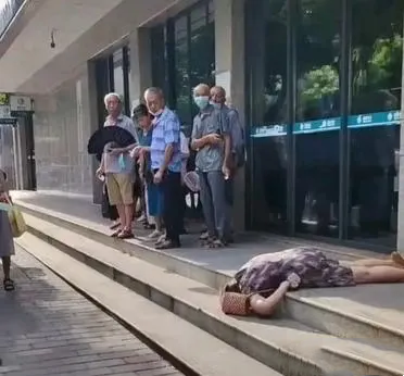 现在到底怎么了啊，光天化日之下，这种情况都没人敢上前帮忙下，换我在现场，说真的，