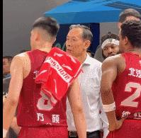 据报道称，北京男篮在暂停期间，老将方硕与主教练许利民疑似发生了口角。虽然助教纳托