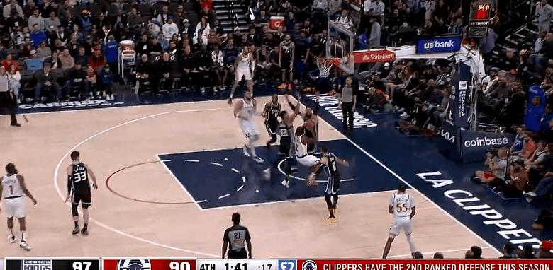 关键！伦纳德完成高难度2+1！
在今天NBA常规赛快船对阵国王的第四节比赛最后时