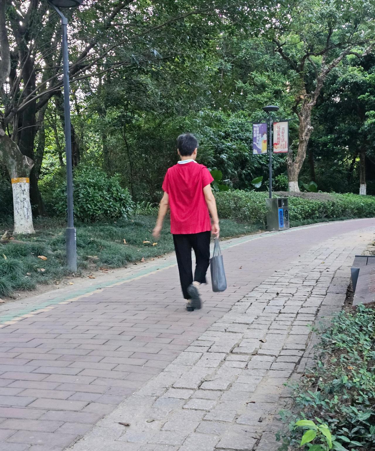 那是我十五岁那年的夏天，具体是九几年，我记不清了，就记得是个特别闷热的三伏天。我