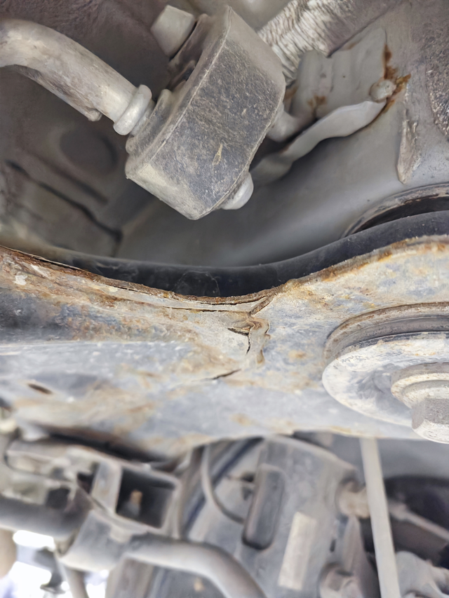 不到4年的车
地盘锈得像3+2苏打饼干