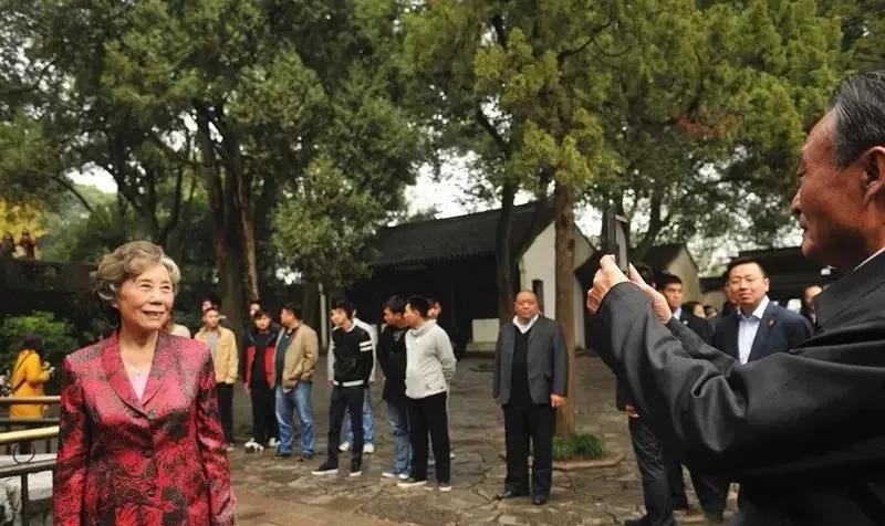2010年11月16日，吴邦国及夫人来到江苏苏州虎丘山景区，瞬间被虎丘山的美景吸