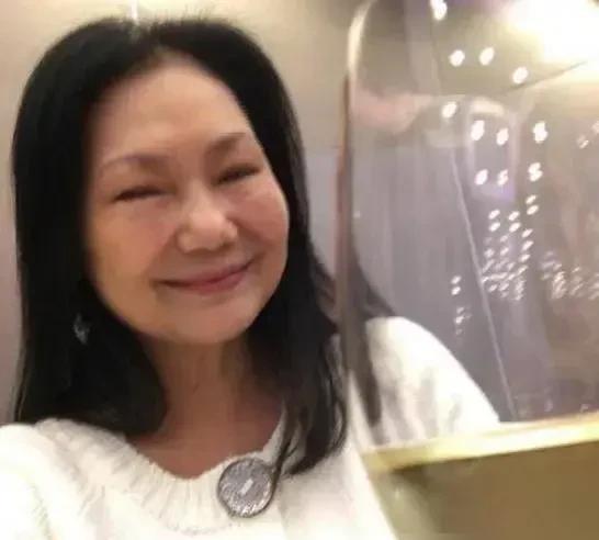 S妈真是一大早就令人心疼啊！

今早，S妈在自己的社交平台上晒出了今天的近照，头