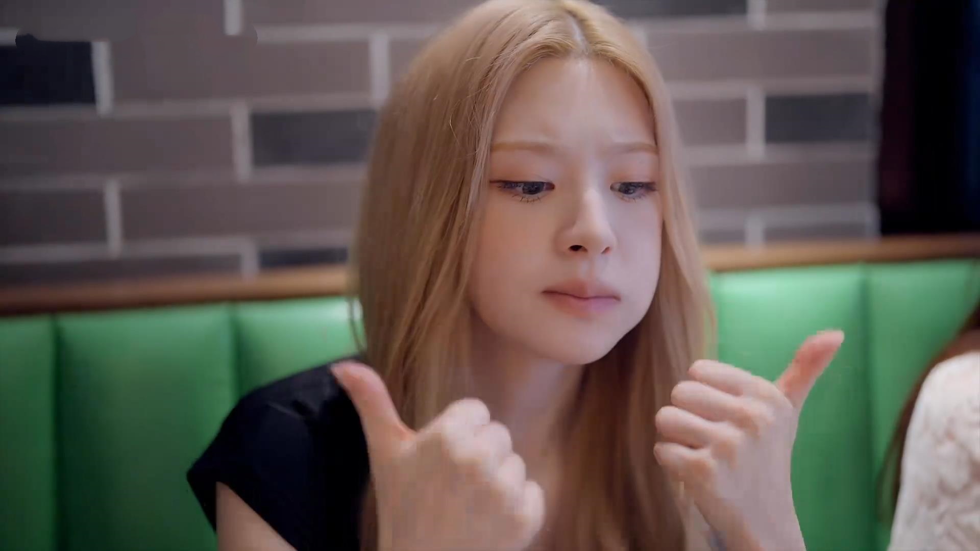 韩国明星到广州旅游，一口一个虾饺，吃得嘴都合不上了！
韩国女团在广州录制综艺节目