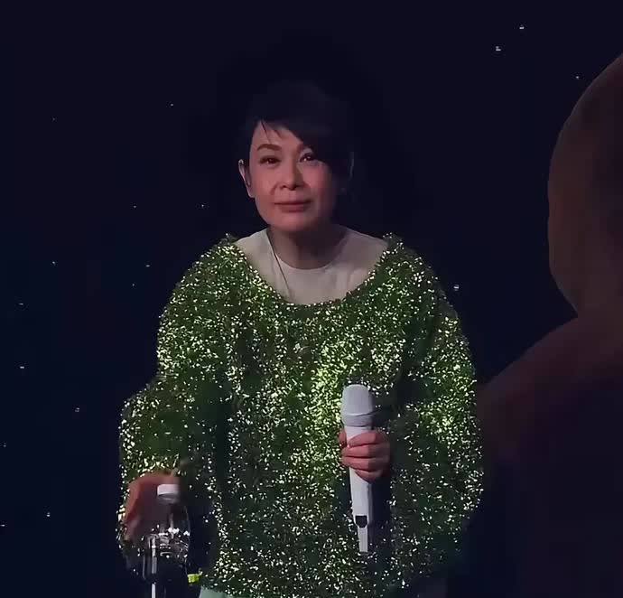 我的妈耶，这是刘若英，我看了三遍，才敢确认。有个网友在屏幕上问“娱乐圈的明星是都