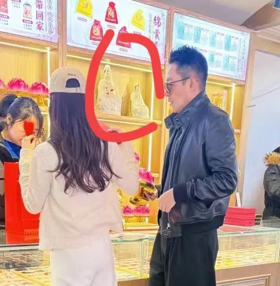 小菲和筱梅现身北京红螺寺，求子的打扮和摆设暴露了他们！

小菲，短款黑色皮夹克