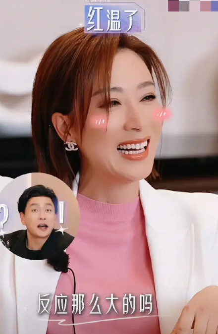 杨怡当着黄宗泽等人的面，满脸笑意地说：“我真的超喜欢邓为啊。”黄宗泽一脸疑惑：“