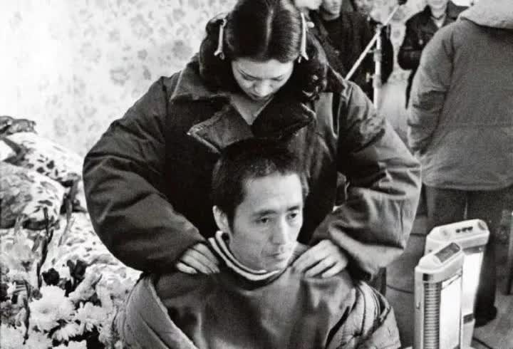 90年代，张艺谋与巩俐在拍摄现场时，巩俐给张艺谋捶背揉肩的一幕当时的巩俐是多么的