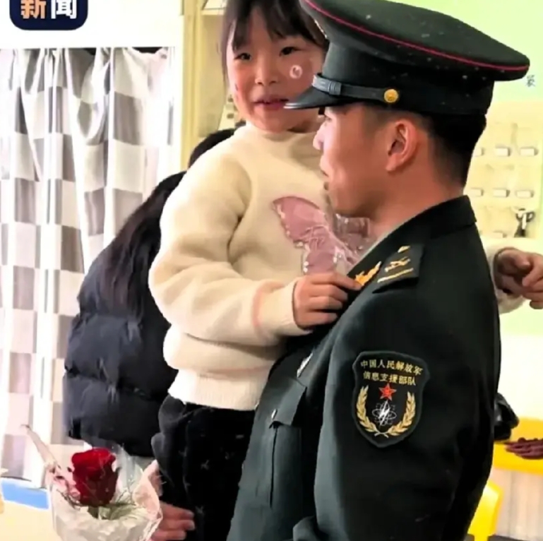 兵哥哥休假，穿着军装，去幼儿园接外甥女，这一刻，外甥女是最骄傲的，就连老师和同学