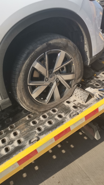 刚提新车比亚迪宋prodmi轮胎爆胎
本人在中秋节第二天提的新车，比亚迪宋pro