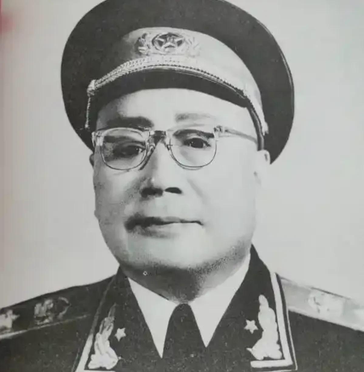 刘帅授衔时为什么能排在贺老总的前面？
论资历，刘帅自然比不上贺老总。贺老总是南昌