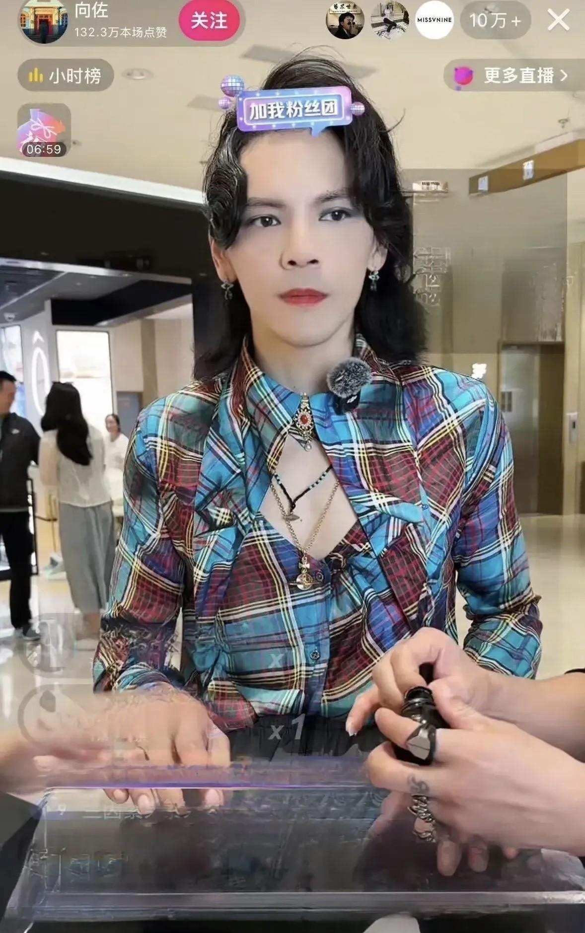 向佐脾气阴晴不定，经常在孩子面前也发癫，搞得孩子还挺排斥他的，非必要情况不会跟爸