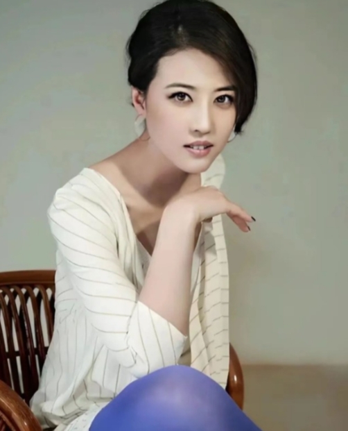 1990年，吕良伟父亲大骂：“你老婆周海媚天天睡到12点，这么懒的女人，也不伺候