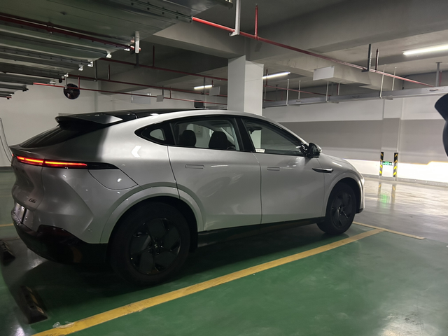 25款小鹏G6提车啦
第一眼被简约的内饰颜值吸引，外观颜色也非常高级。自动泊车功