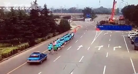 万万没想到！山东临沂那个暴走团被车撞的事，造成一死两伤！法院判了女司机有期徒刑2