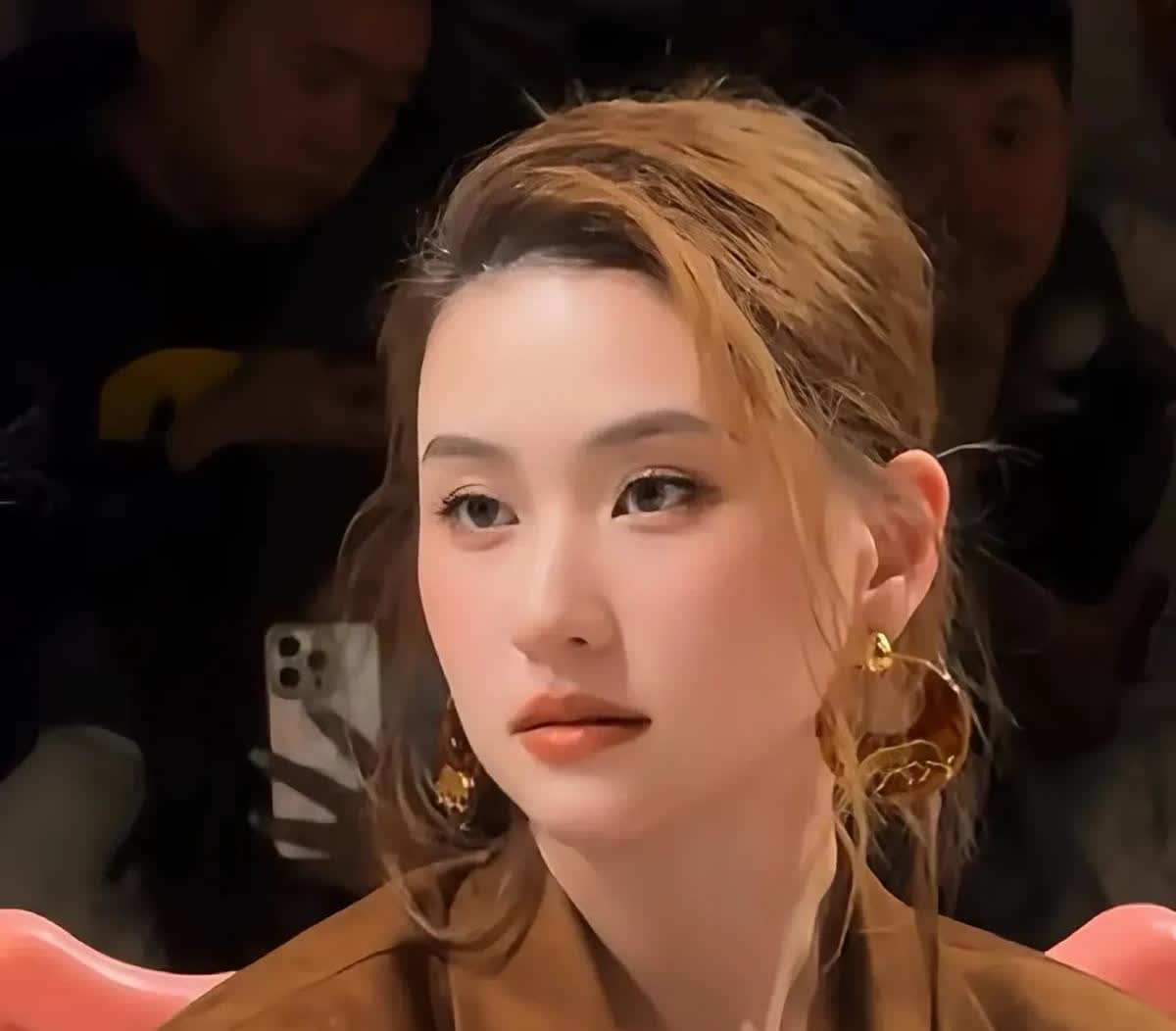 赌王家女婿不好当！窦骁与何超莲的婚姻早被利益链条焊死——家族聚餐坐不上主桌，公司