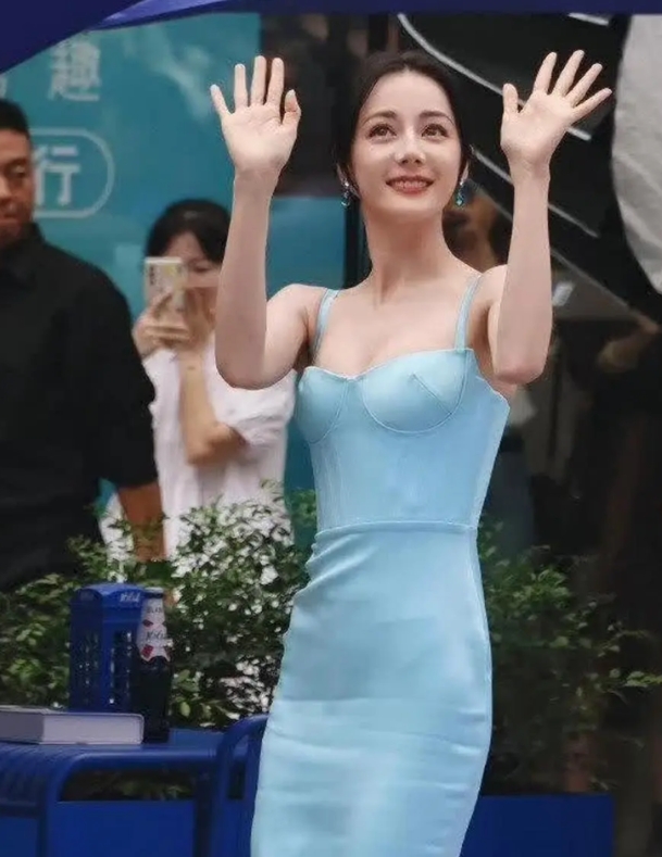 热巴现在不捂了，还真有点不习惯了。