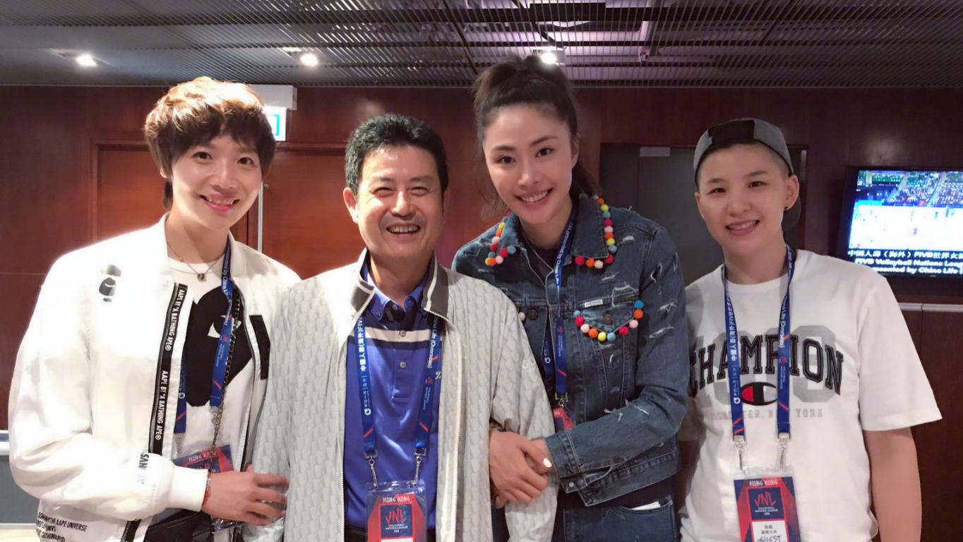 罕见的中国女排四大功臣合影：陈忠和很慈祥，魏秋月短发依然漂亮