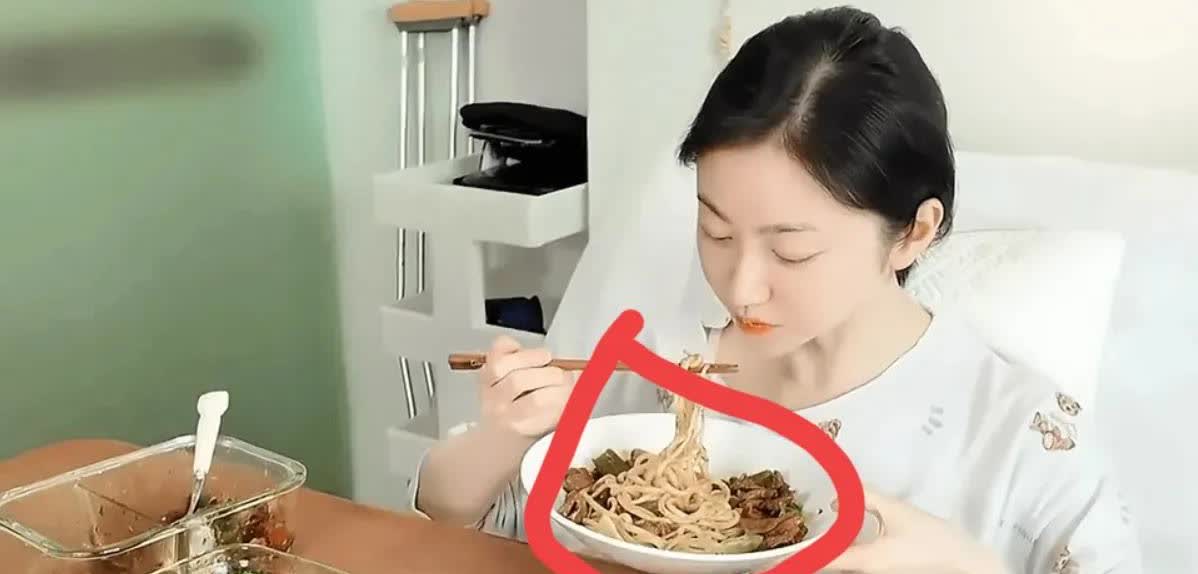 看到景甜住院的这一幕，我泪目了。
景甜在住院的时候，吃的竟然不是大骨头汤，也不