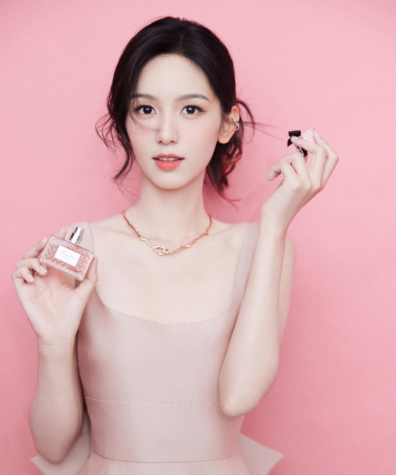 周也出席Miss Dior“芳踪絮语”展览开幕活动水蜜桃造型大片，身着粉色蝴蝶结
