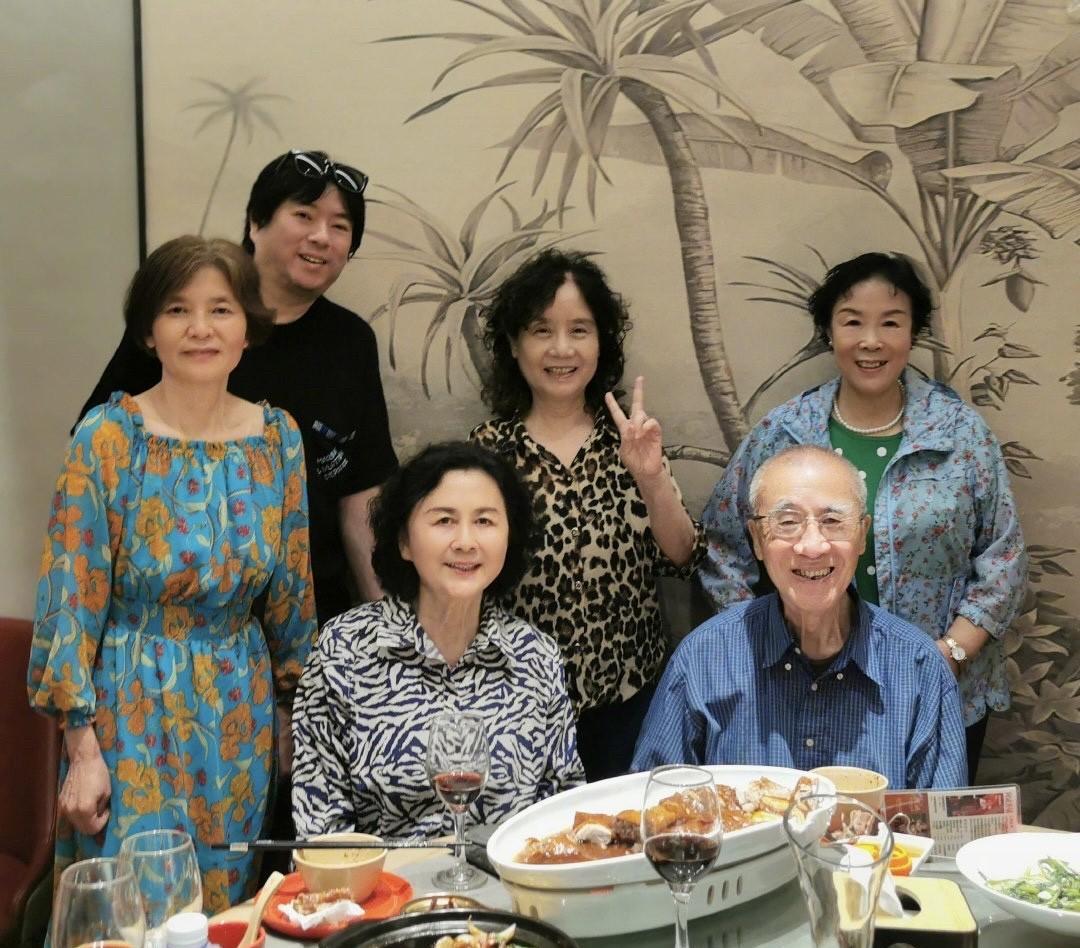 #万能生活指南呢# 高晓松和高中女友重聚恩师家宴，一晃37年，高晓松竟然还是最显
