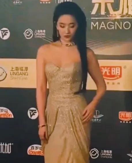 刘亦菲金色长裙闪耀白玉兰提名晚宴
6月26日，刘亦菲经纪公司官微晒出她金色长裙美