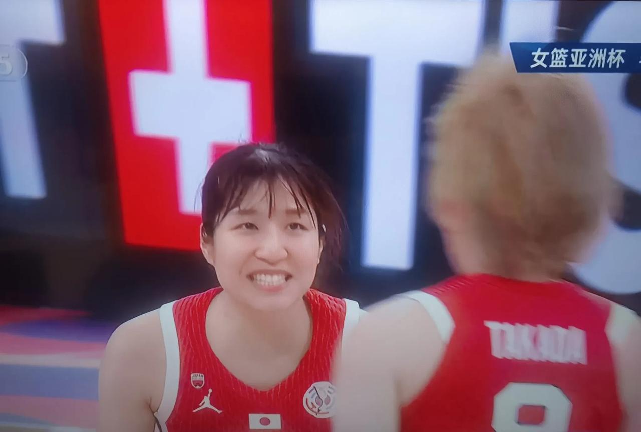 第三节开始，中国女篮不会打球了！    
       张子宇上场，连续两次进攻