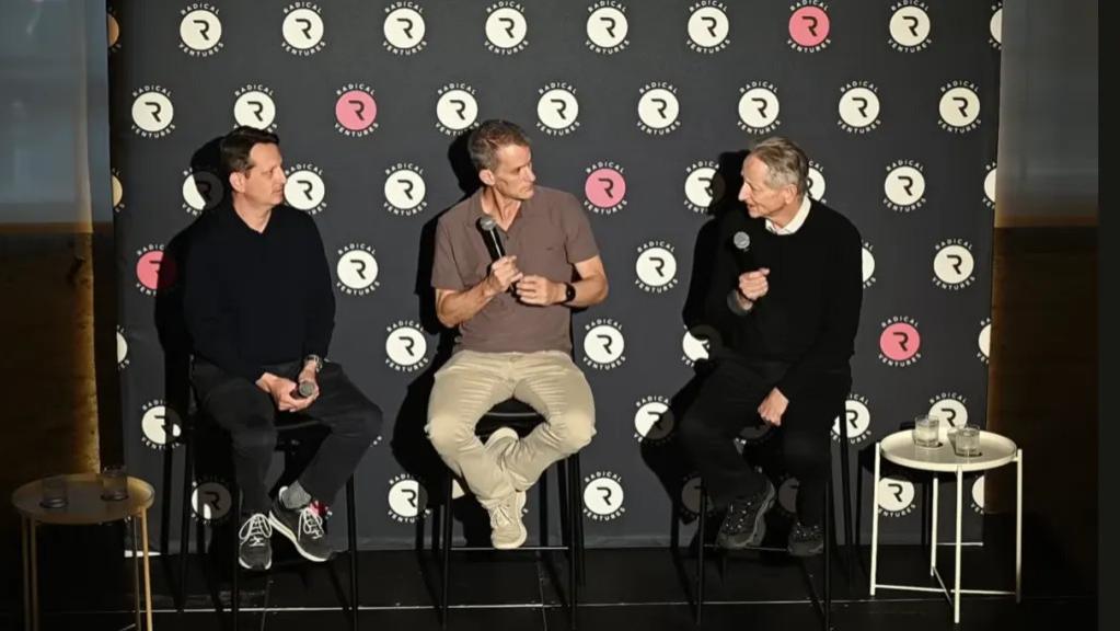 AI 教父Hinton与谷歌Dean对话：规模化之后，AI 未来的三大门槛