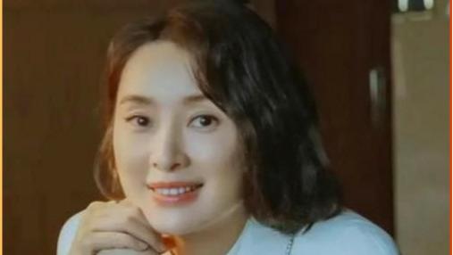 32岁杨紫和53岁吴越同框，一个流量脸一个演员脸，细节显出差别