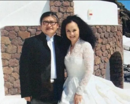 1987年，刘欢向认识只有9天的湖南电视台主持人卢璐求婚成功。登记的时候，大妈问