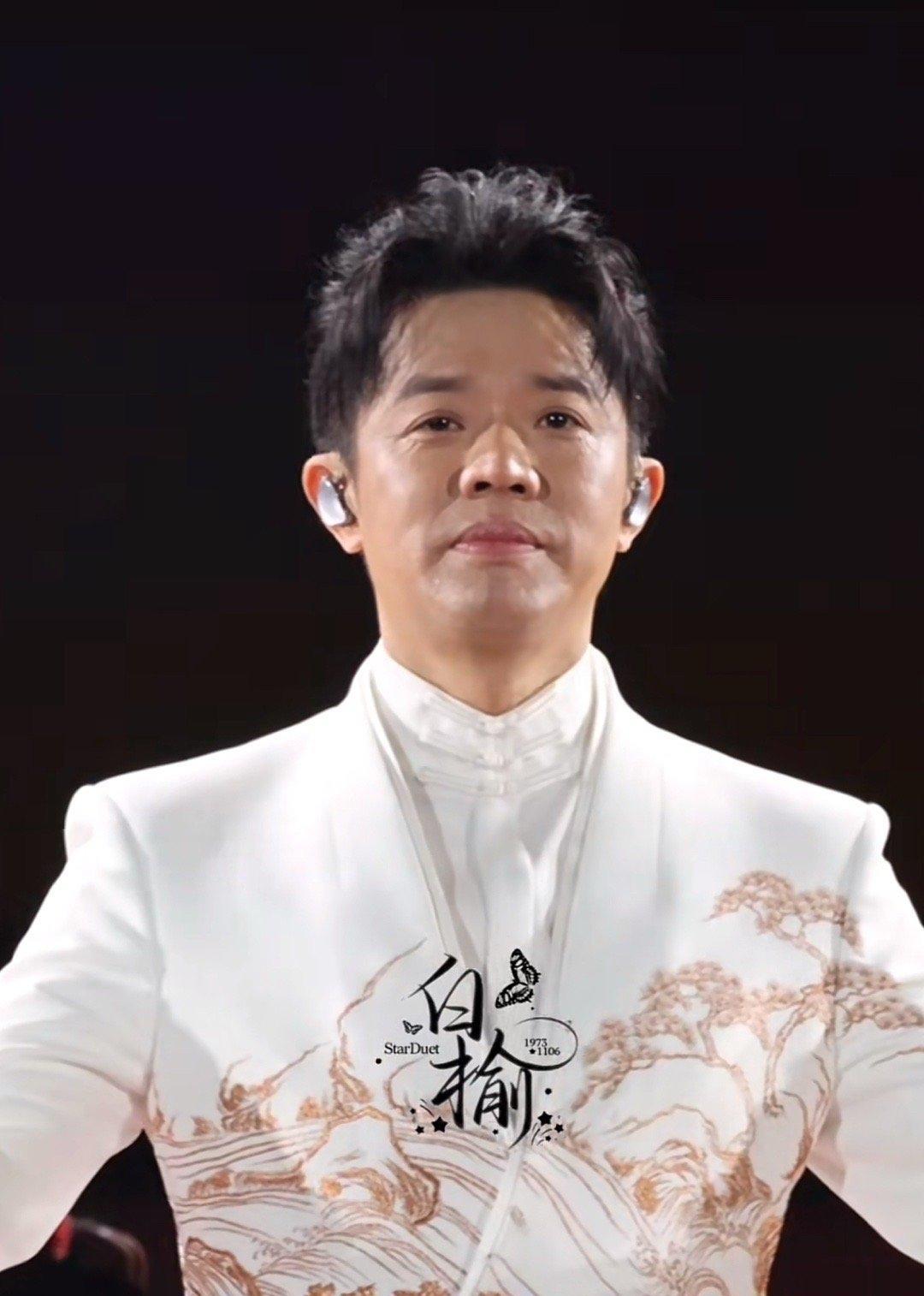 凤凰传奇取消演唱会了
我觉得是曾毅想取消的
不是因为手表被取消，也不是他身体问题
