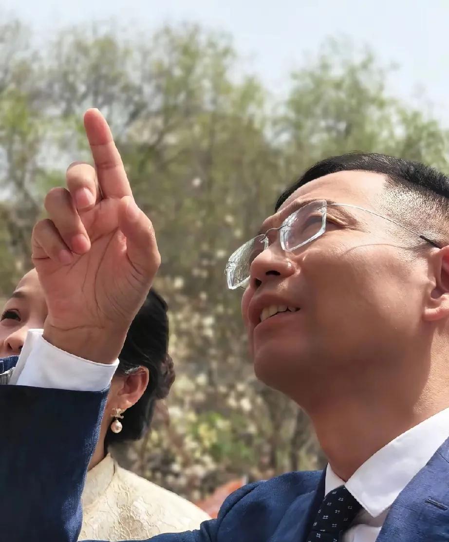 钉锤子摊上事了，李老师直播说 ，五一后将要提起对他的树送，看他怎么应对。
绿和发
