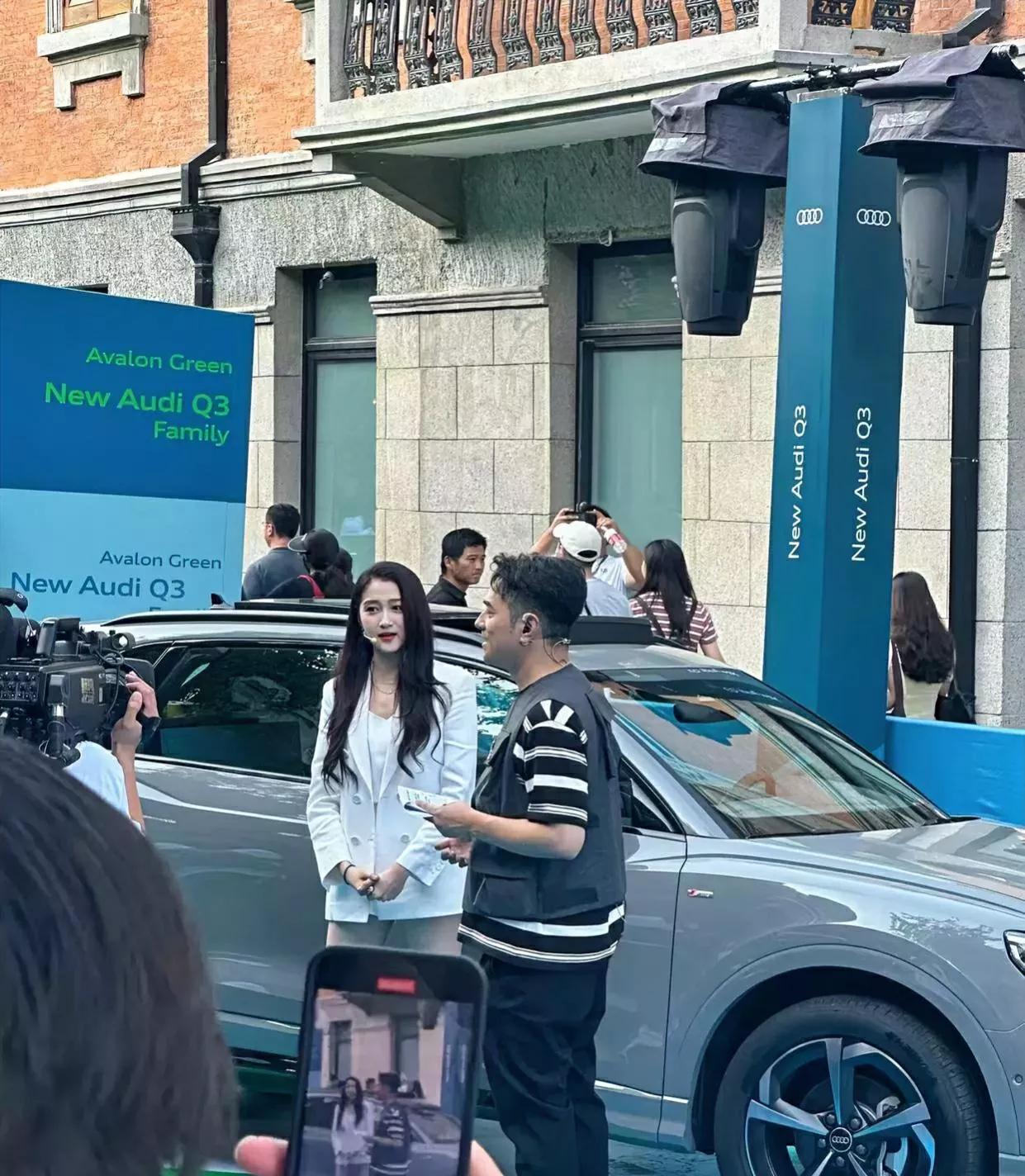 在路边偶遇关晓彤，确实漂亮。不愧是国民闺女