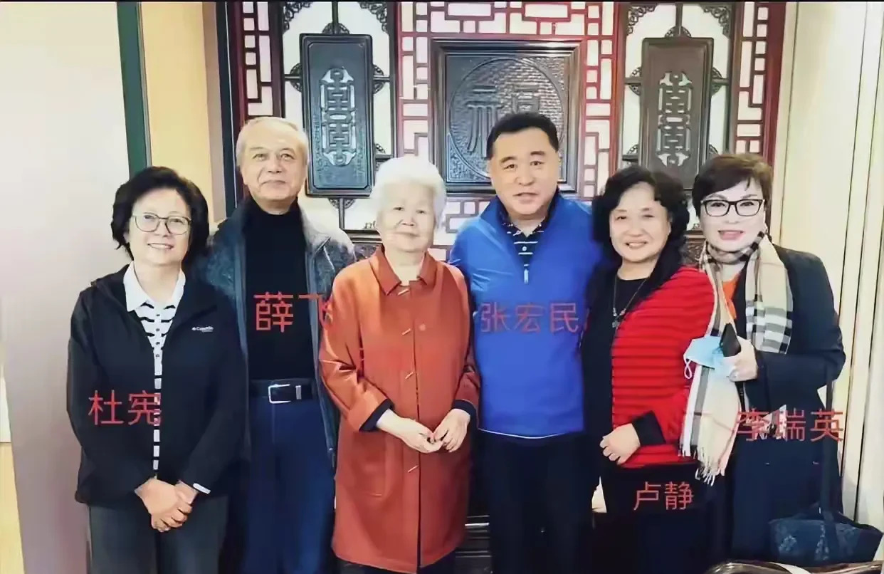 央视老牌主持人聚会合影











太震撼了！这是什么神仙组合！74岁