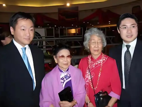 从头发的颜色去看，孙穗瑛可能没有妹妹孙穗华那么自信。孙穗瑛孙穗华俩姐妹很团结，不