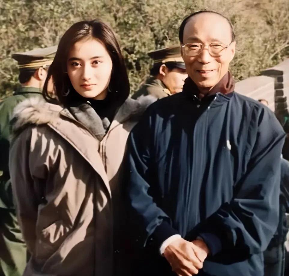 这张照片拍摄于1991年，17岁的陈德容与劭逸夫在长城的合影旧照，那时候的她亭亭