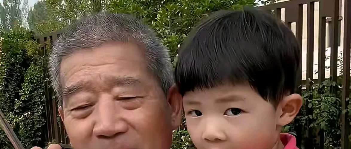 山东农村有个事儿最近被翻出来议论，老张头和老伴生了第三个娃，大儿子大女儿五年没回