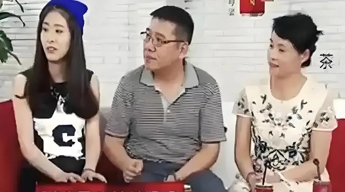 这是张碧晨早年参加好声音节目时和爸妈的合影！她的父亲是一名商人，她的母亲是天津平