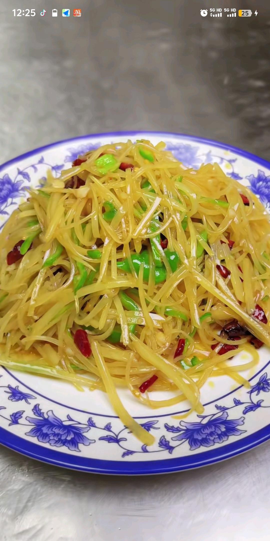 这个故事有点意思。
说大明平日里因为太忙无法做饭，所以经常带小明去餐馆吃饭。
有