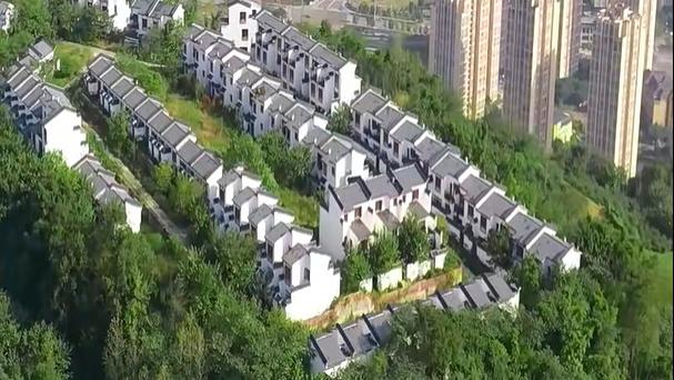 “别墅村”变“荒草园”！重庆江津一片山顶别墅为何空无一人？