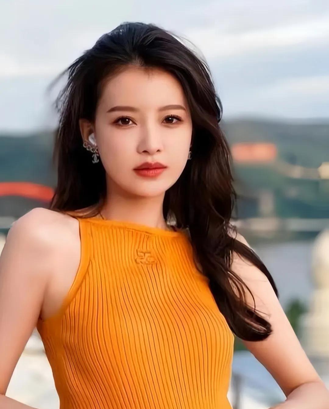孙怡真的命太好了，虽然离异了，还有个孩子，但是孙怡的妈妈全权照顾这个外孙女，让女
