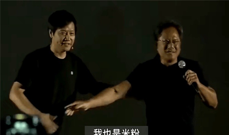 雷军与“米粉”黄仁勋会面，顶着35℃高温在小米SU7前合影