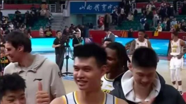 许钟豪肘击张宁引争议，山西球迷怒斥“缺心眼”