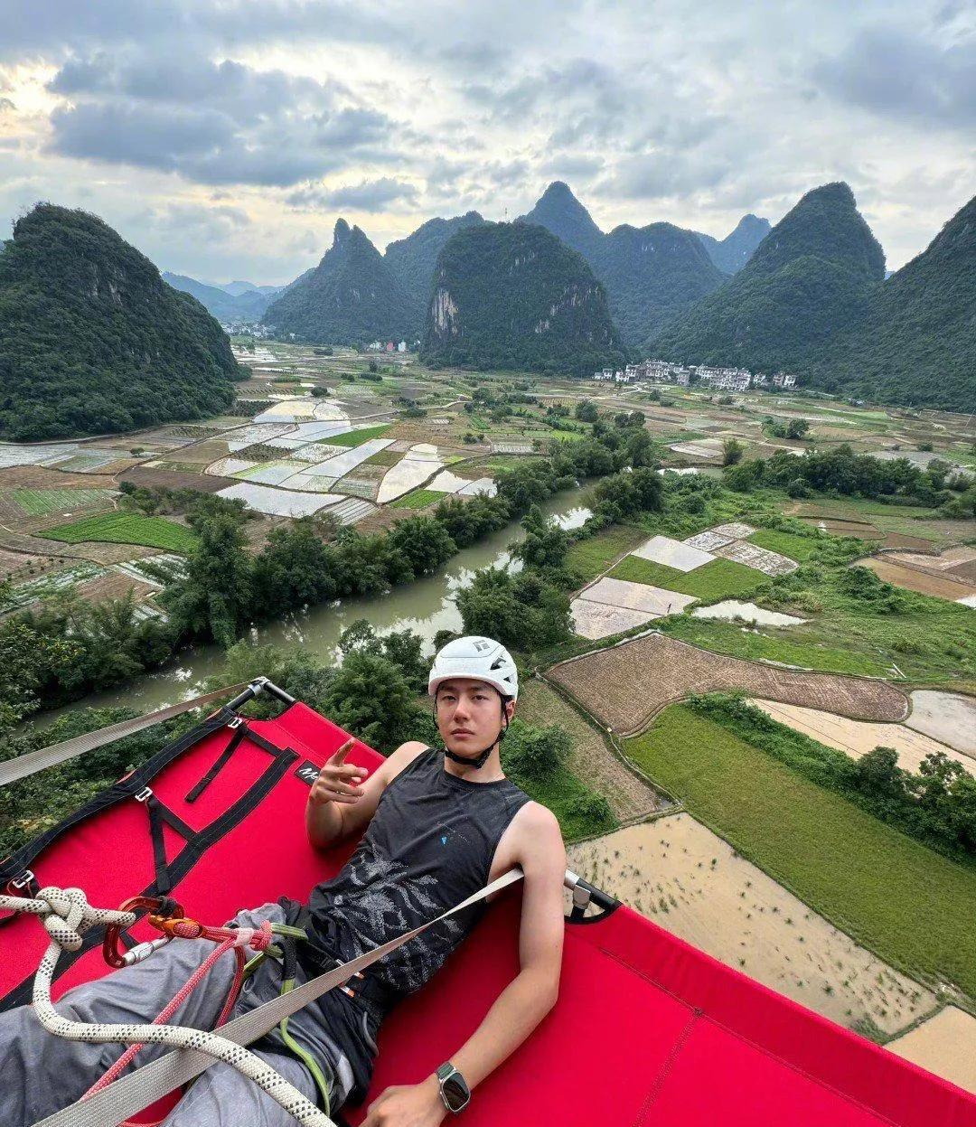 这哥用汗水征服极地，中国青年的担当被世界看见，每一步都闪着文化自信的光！
王一博