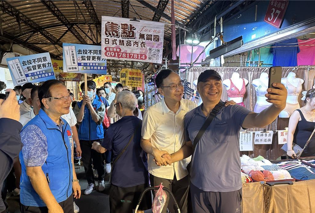 朱立伦赴永安市场扫街：如果林德福都被罢掉“太没天理”
为对抗民进党恶罢，国民党主