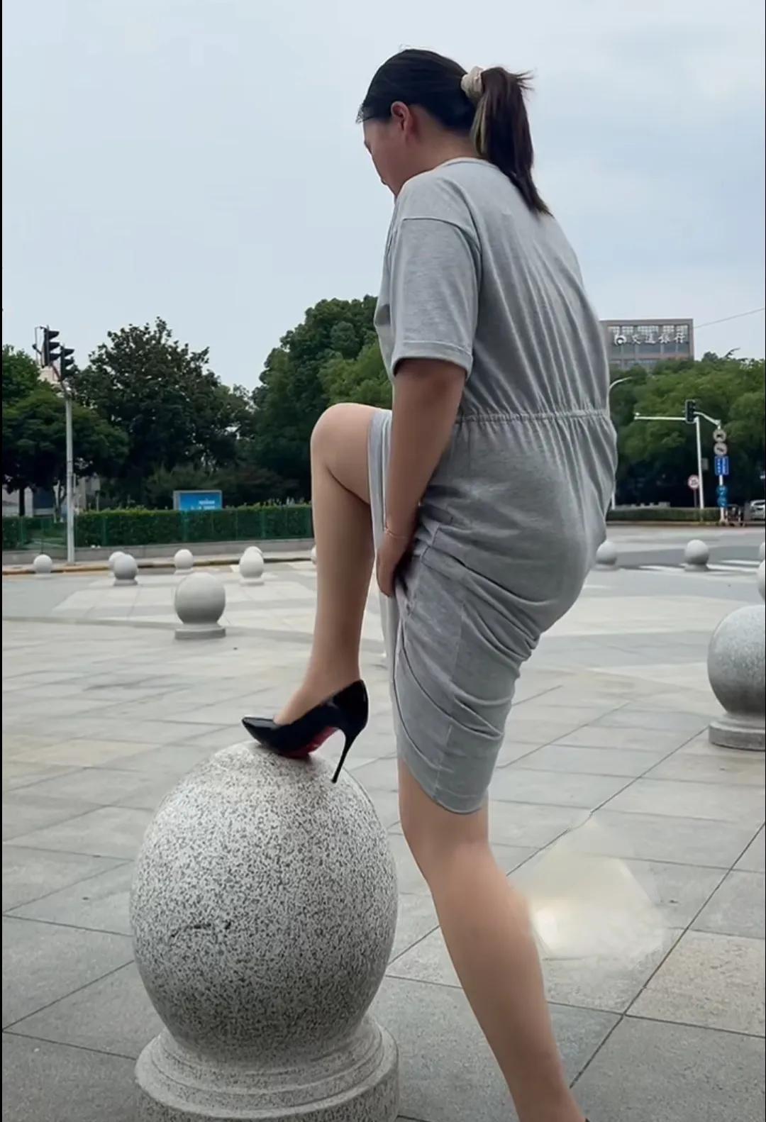 #你有哪些不经意拍出来的惊艳照片#姑娘！你这穿着高跟鞋踩圆球——这是闹玄哩啊！