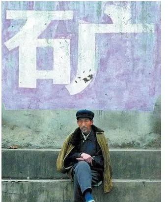 1998年10月河北隆尧石膏矿发生矿难，6名矿工深埋地下。由于搜救费用高达60万