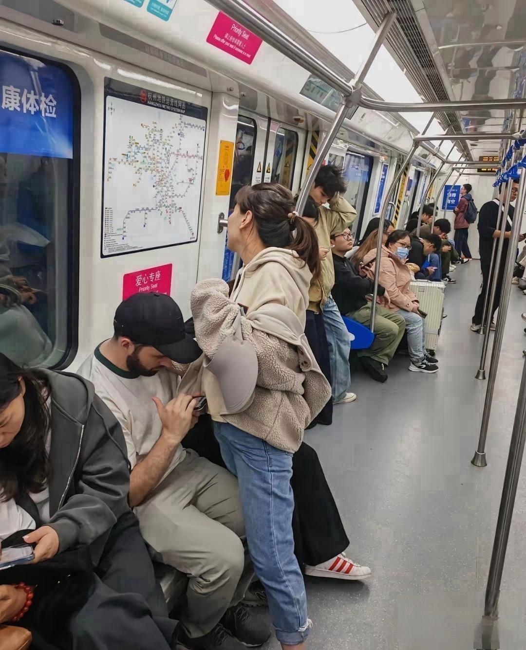 在中国的地铁车厢里，那一幕着实引人深思！一位女子满脸爱意，迅速起身把座位让给外国