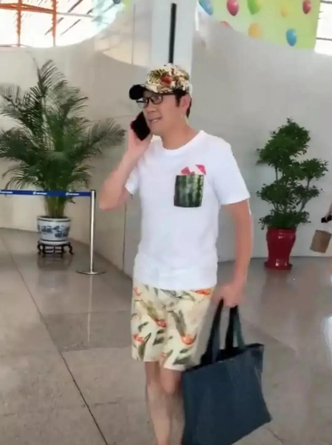 蔡国庆这穿搭真潮流！
57岁了，178的身高，还这么显年轻。
他的代表歌曲《36